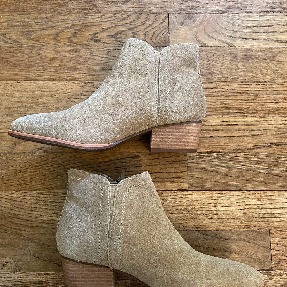 Hush Puppies Ankle Bootie Tan Womens Size 8 Heeled Suede - Picture 2 of 8